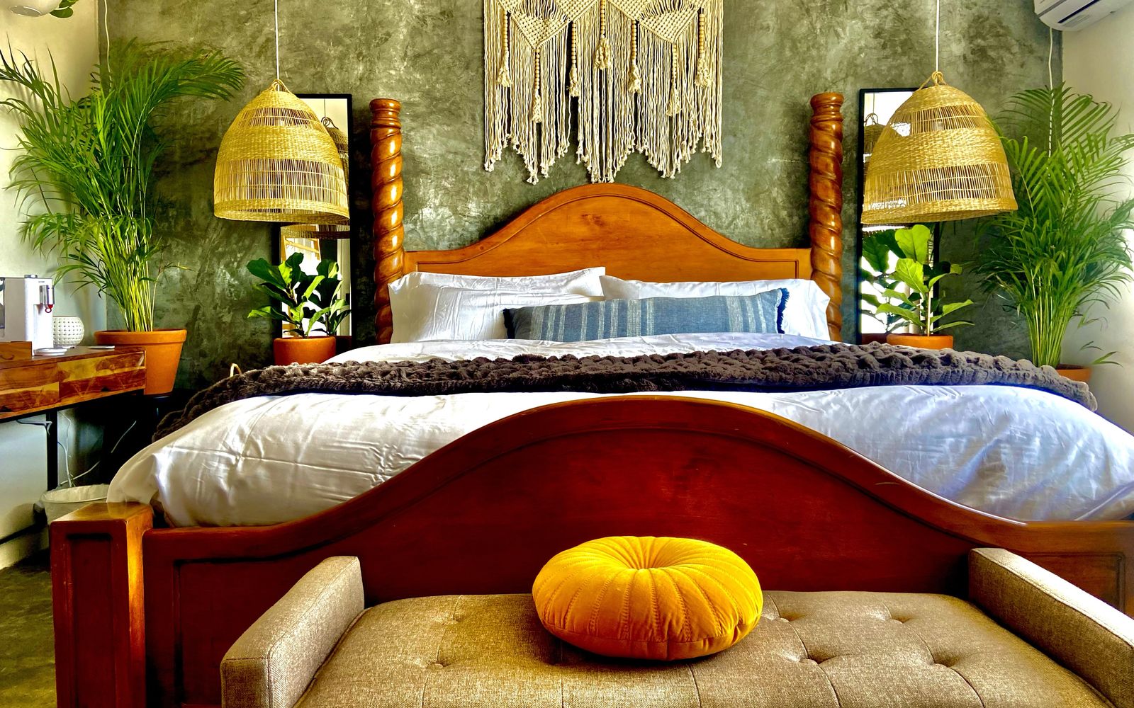 Habitación 01 de Casa Blanca: cama California King con cabecera de madera, lámparas de ratán y plantas