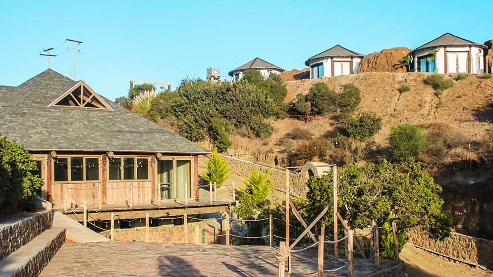 Cabañas y bungalows de Raíz Resort en la ladera de Los Manantiales, en Rosarito