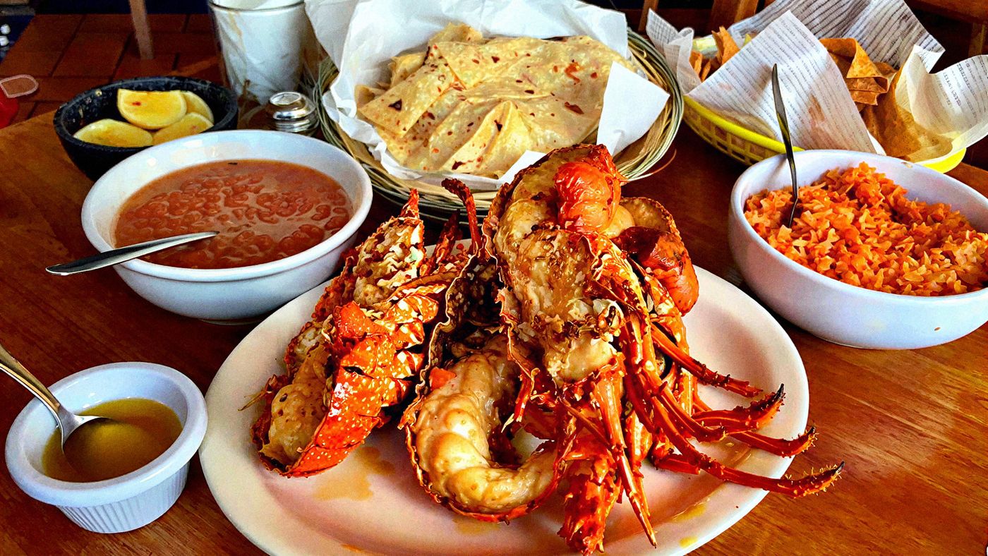 Langostas estilo Puerto Nuevo con arroz, frijoles, tortillas de harina y salsa