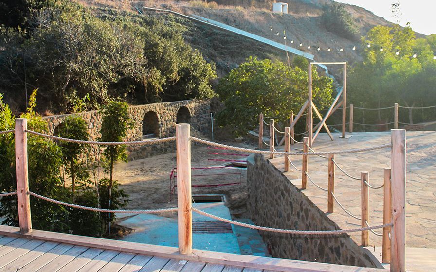 Senderos con barandal de cuerda entre la vegetación de Raíz Resort